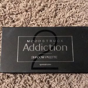 Younique eyeshadow palette